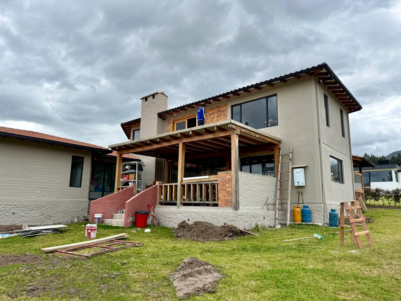 Fase de construcción de la casa con el portal de madera en armado