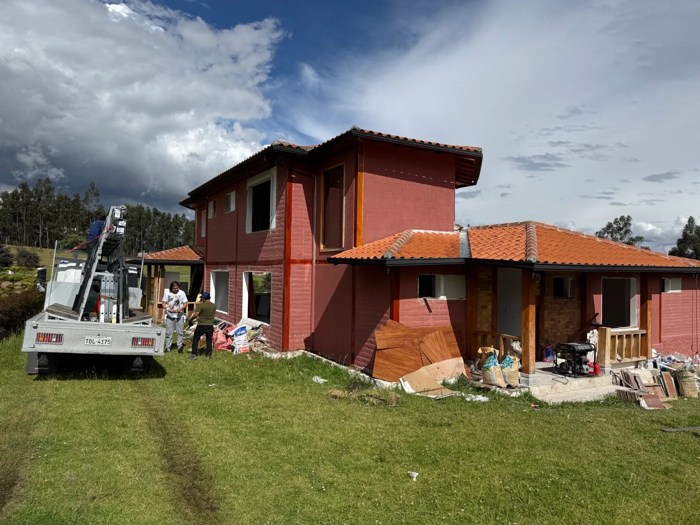 Frente de la casa de campo durante los trabajos de acabado