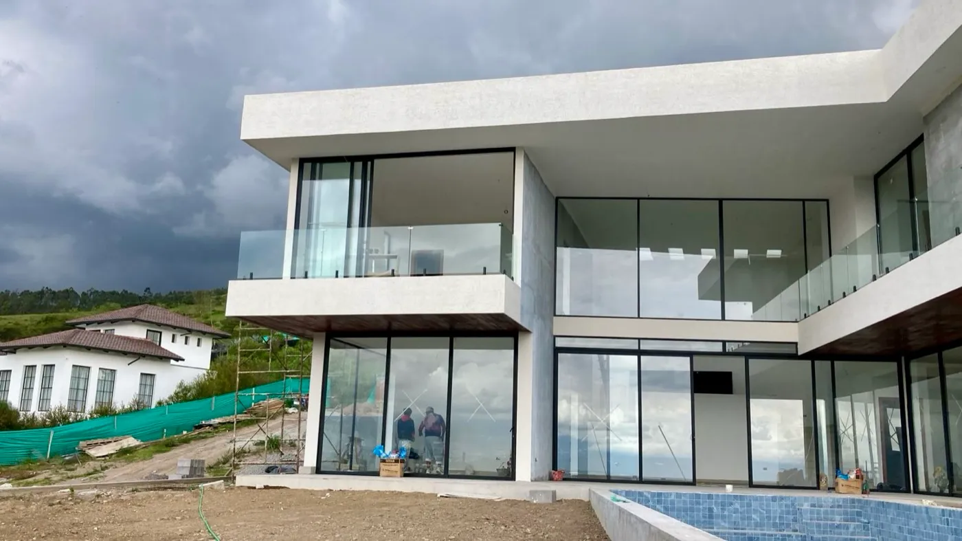 Vivienda contemporánea blanca de dos plantas con piscina y ventanales