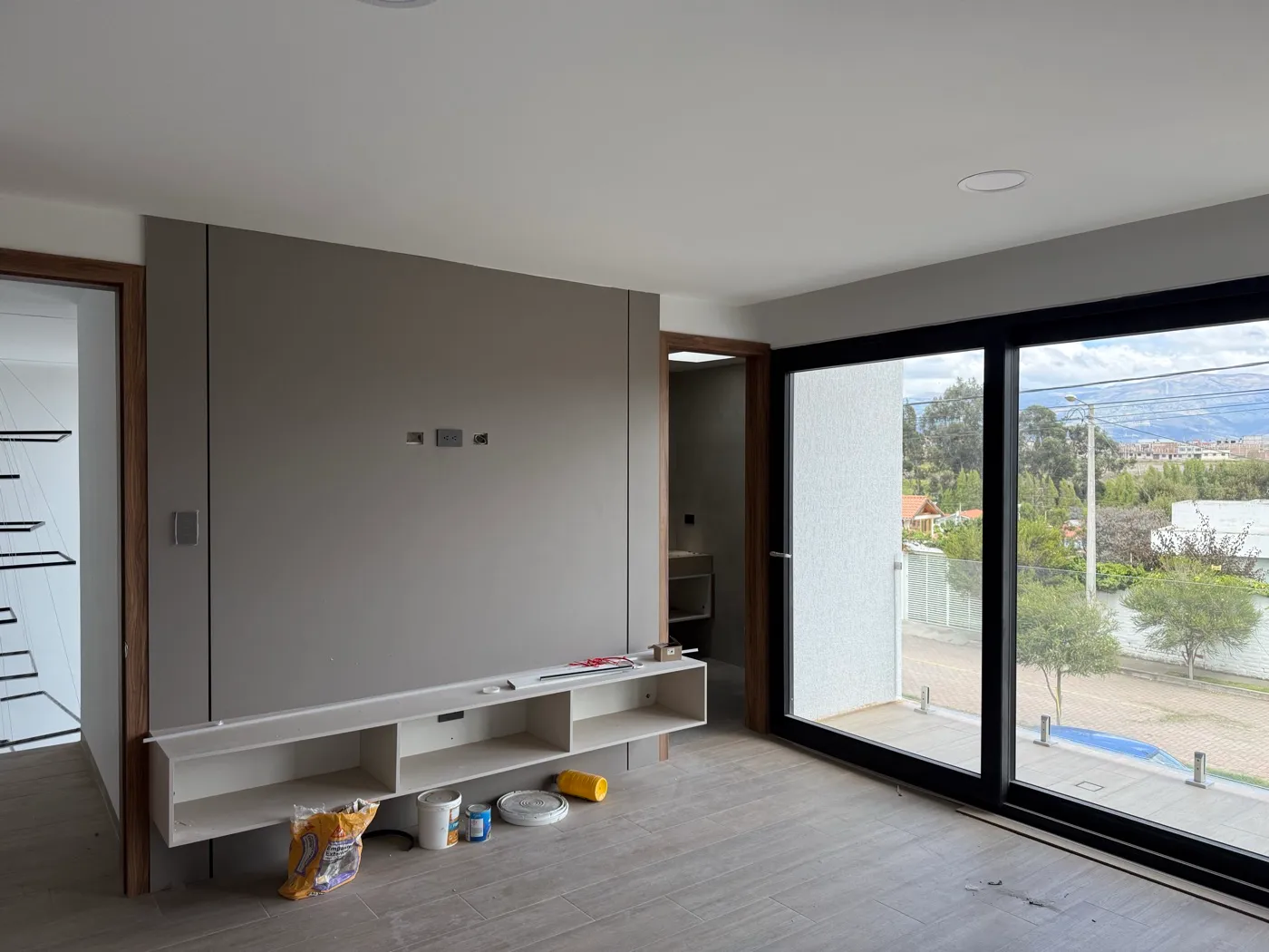 Sala interior de la casa con ventanales y acabados modernos
