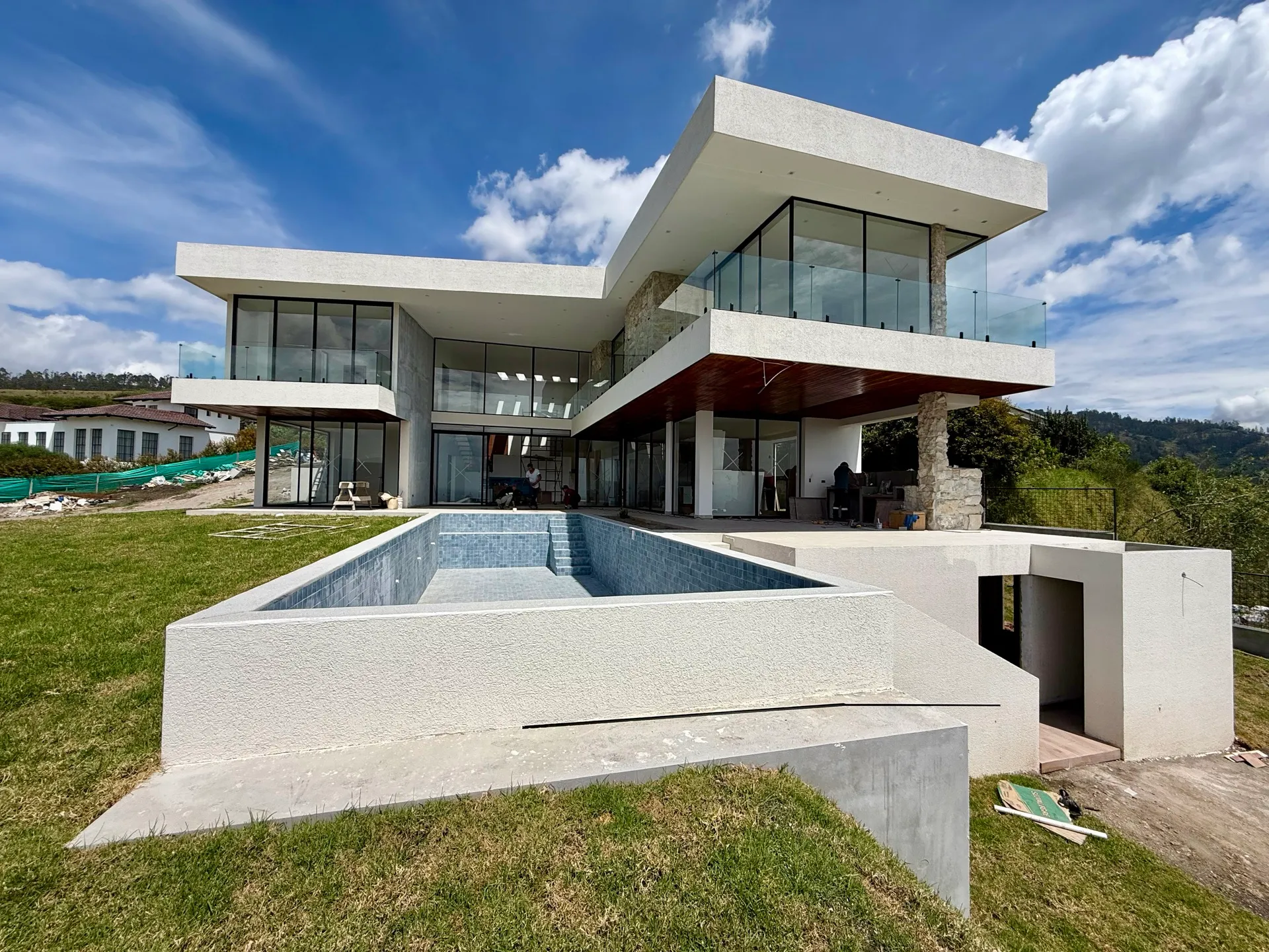 Vivienda contemporánea con piscina construida por Construvid Ec