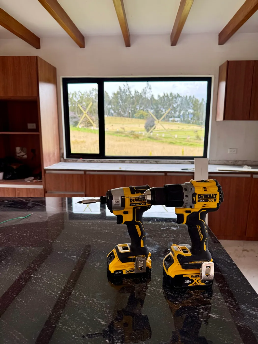 Instalación de ventanas y detalles durante la obra de la cocina