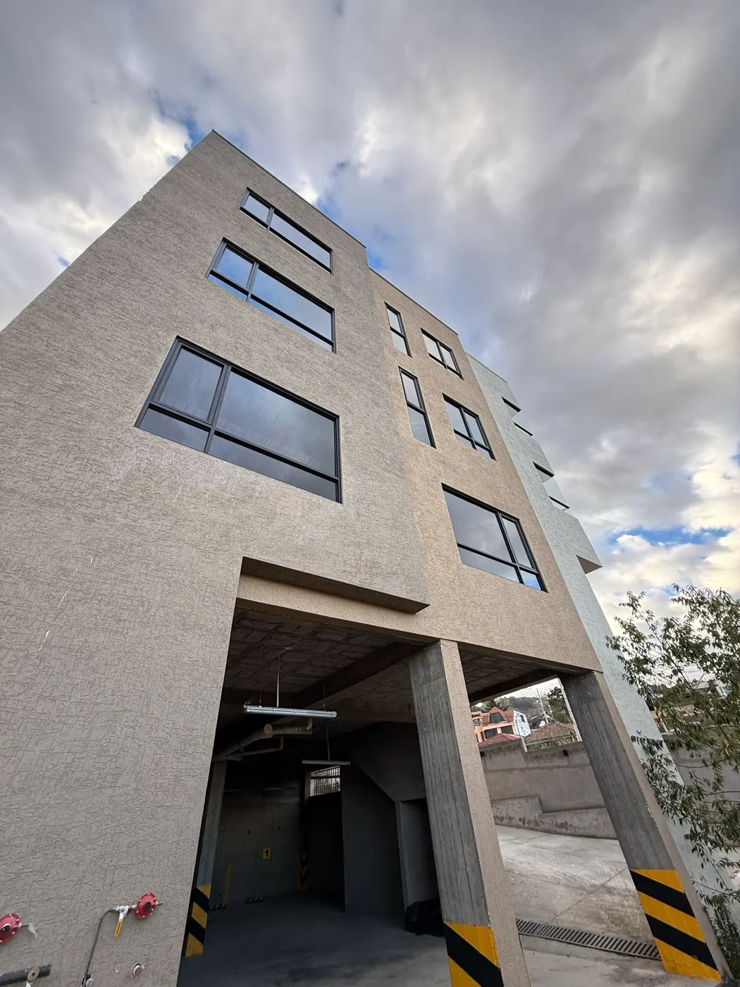 Fachada del edificio en fase de acabados exteriores