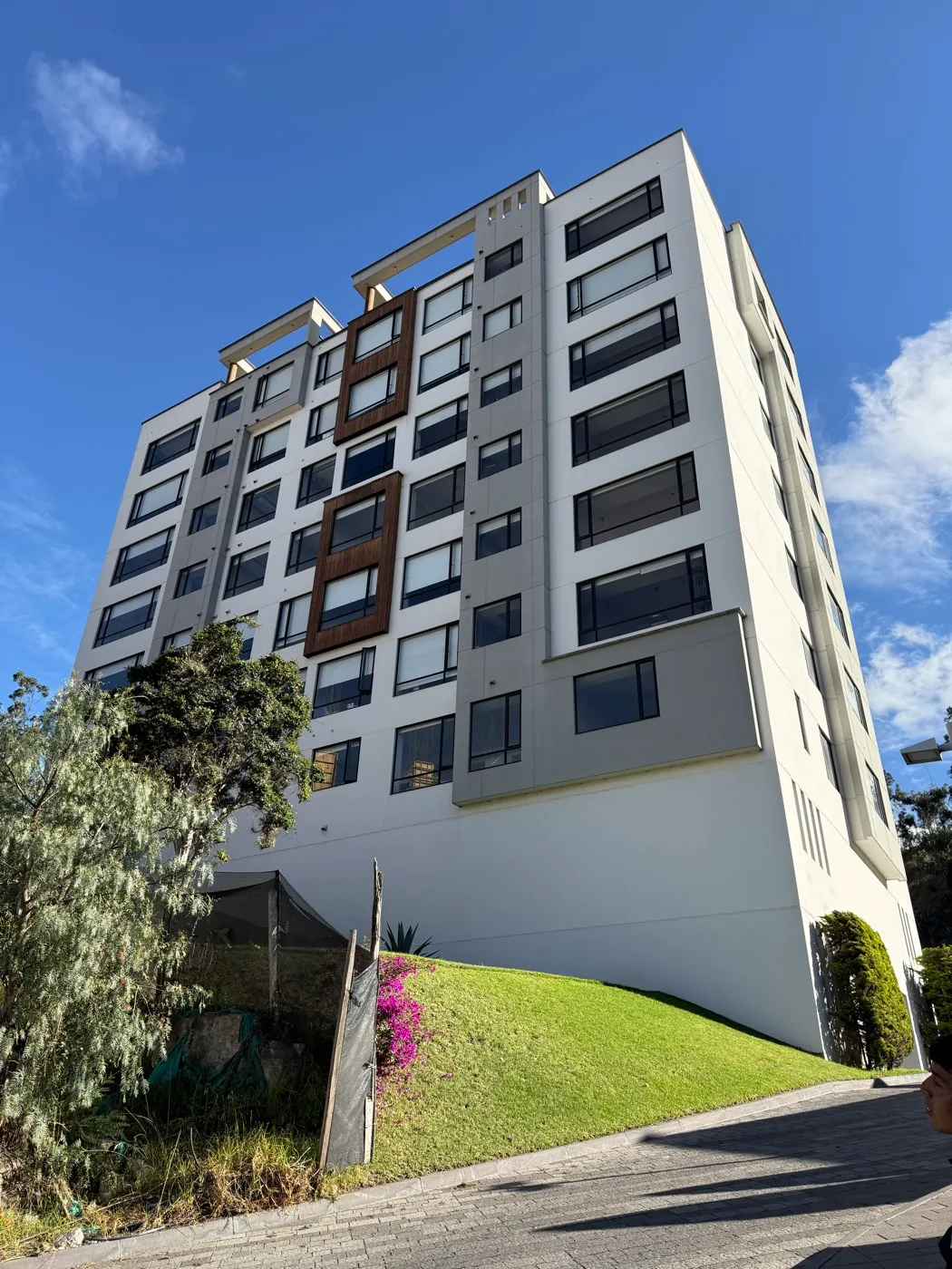 Edificio multifamiliar de departamentos con ventanería de aluminio