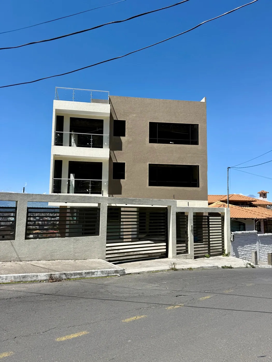 Vista frontal del edificio residencial con balcones