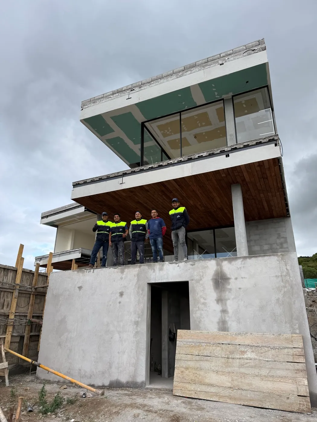 Equipo de Construvid Ec en una obra de construcción con chalecos de seguridad