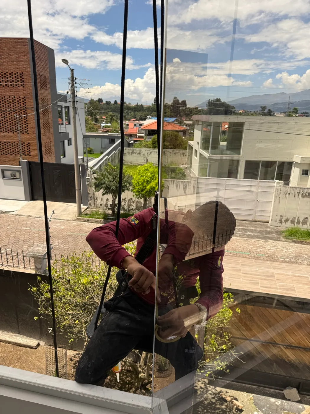Izado de un paño de vidrio con equipo de elevación