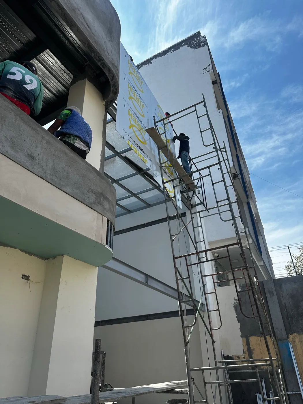 Andamios instalados para los trabajos de fachada en altura