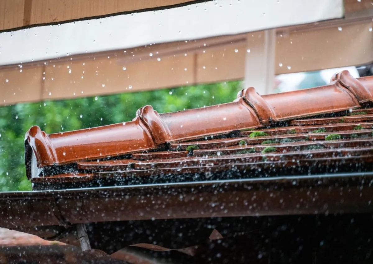 Lluvia cayendo sobre un tejado de teja