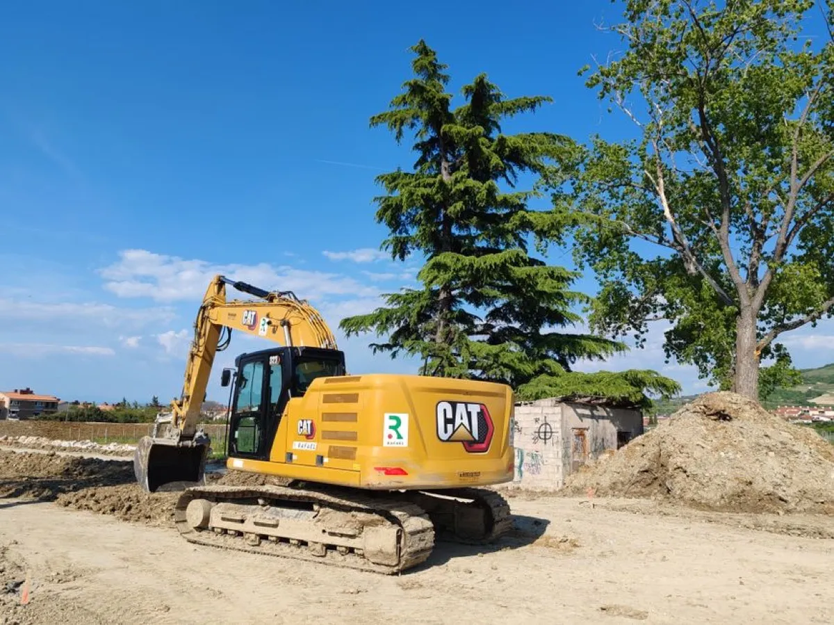 Excavadora trabajando en un terreno de obra