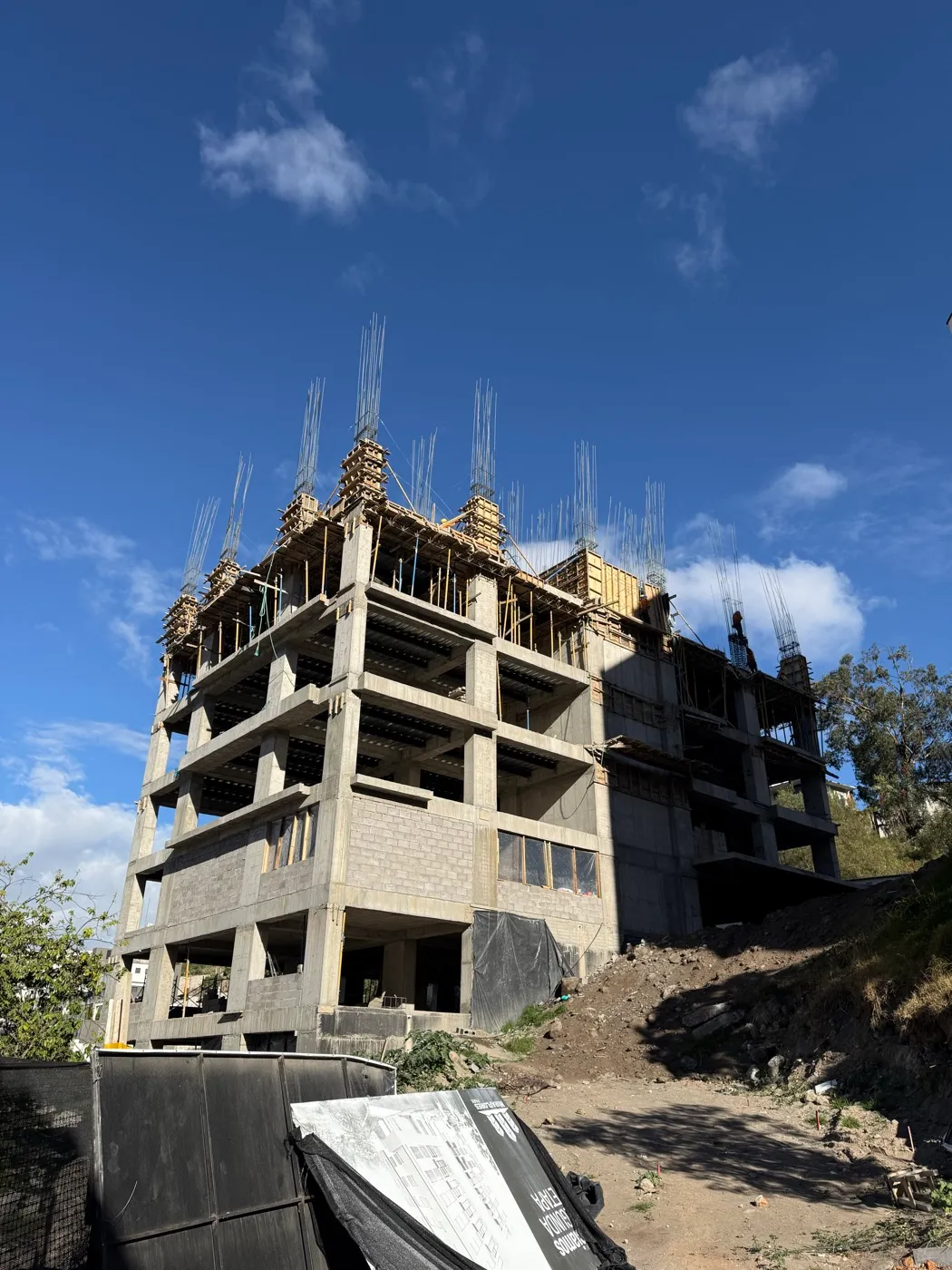 Edificio en obra gris con columnas de hormigón armado y encofrados