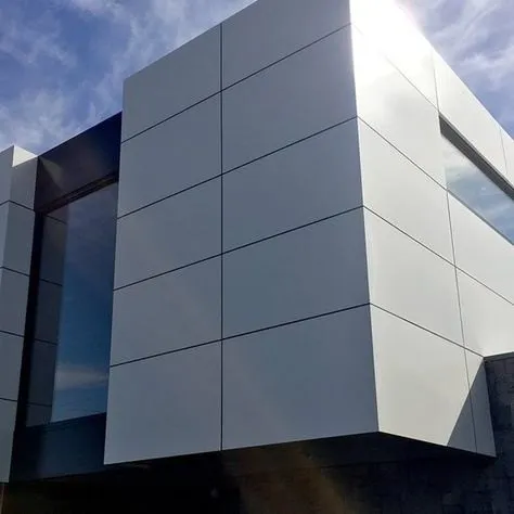 Fachada revestida con paneles de aluminio compuesto de junta marcada
