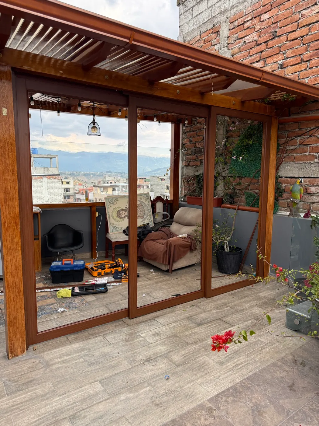 Detalle del cerramiento de vidrio y la estructura de madera de la pérgola