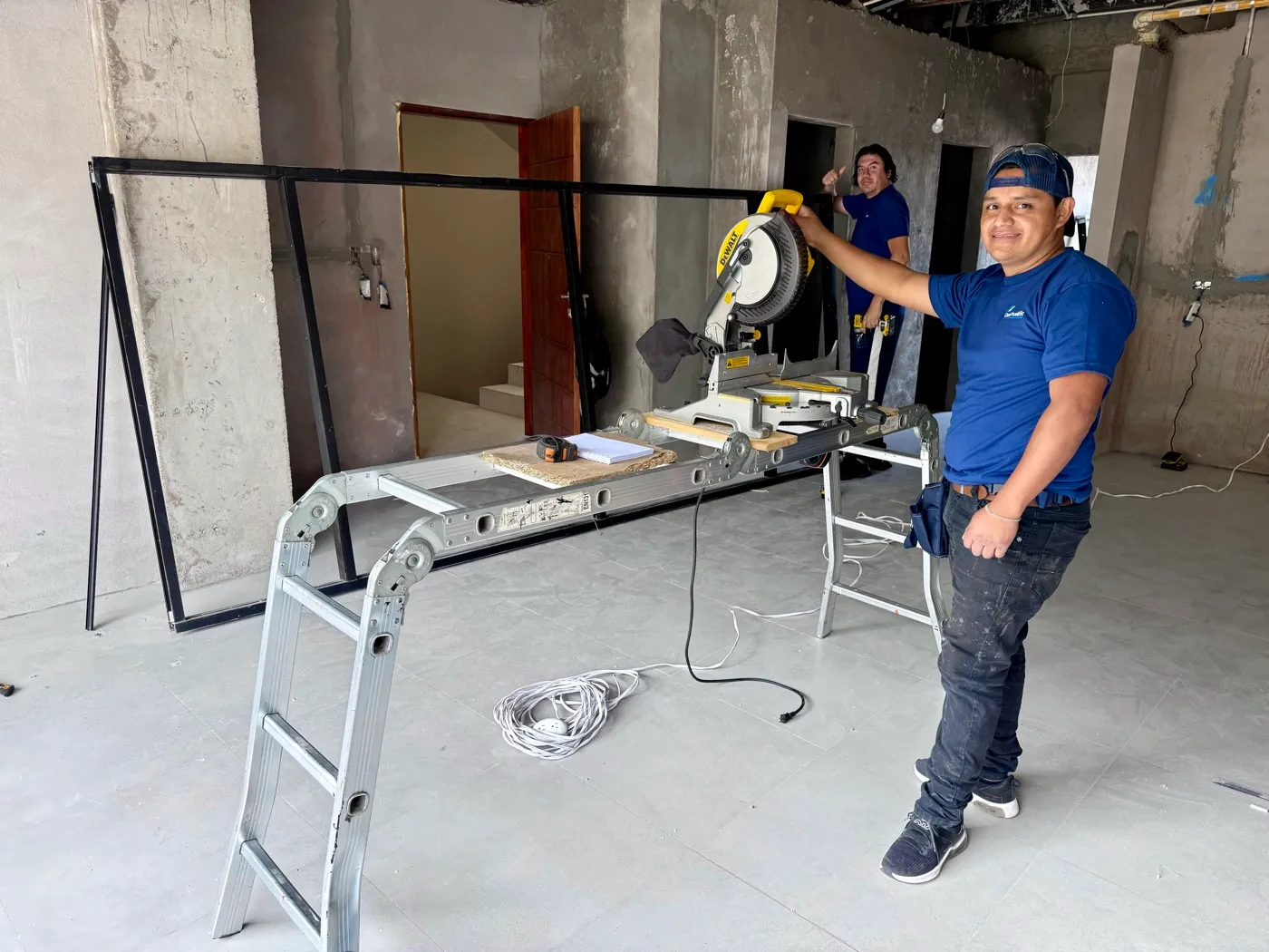 Técnico de Construvid fabricando perfiles de aluminio en el taller