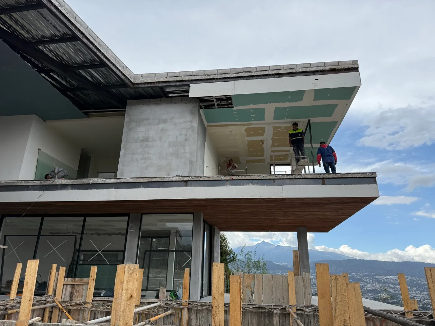 Instalación de los ventanales durante la fase de acabados