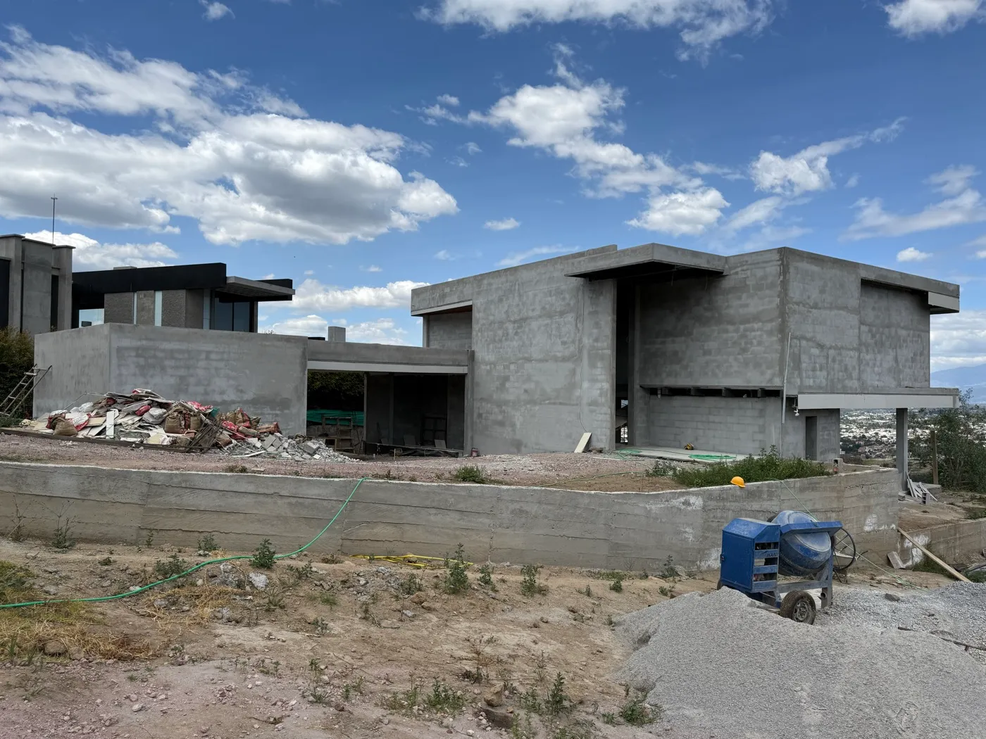 Estructura de hormigón de la vivienda durante la obra gris